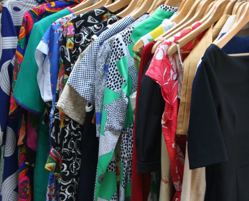 association-ENTRAUNES-min_dresses_apparel_clothing_clothes_clothes_hangers_wooden_hangers_retail_shop_closet-1149845